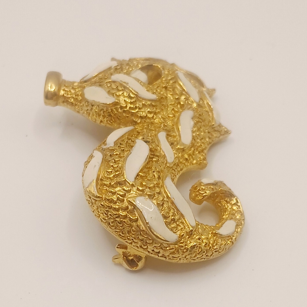 Unsigned Gold Tone Seahorse Brooch 1.5" - Picture 2 of 6